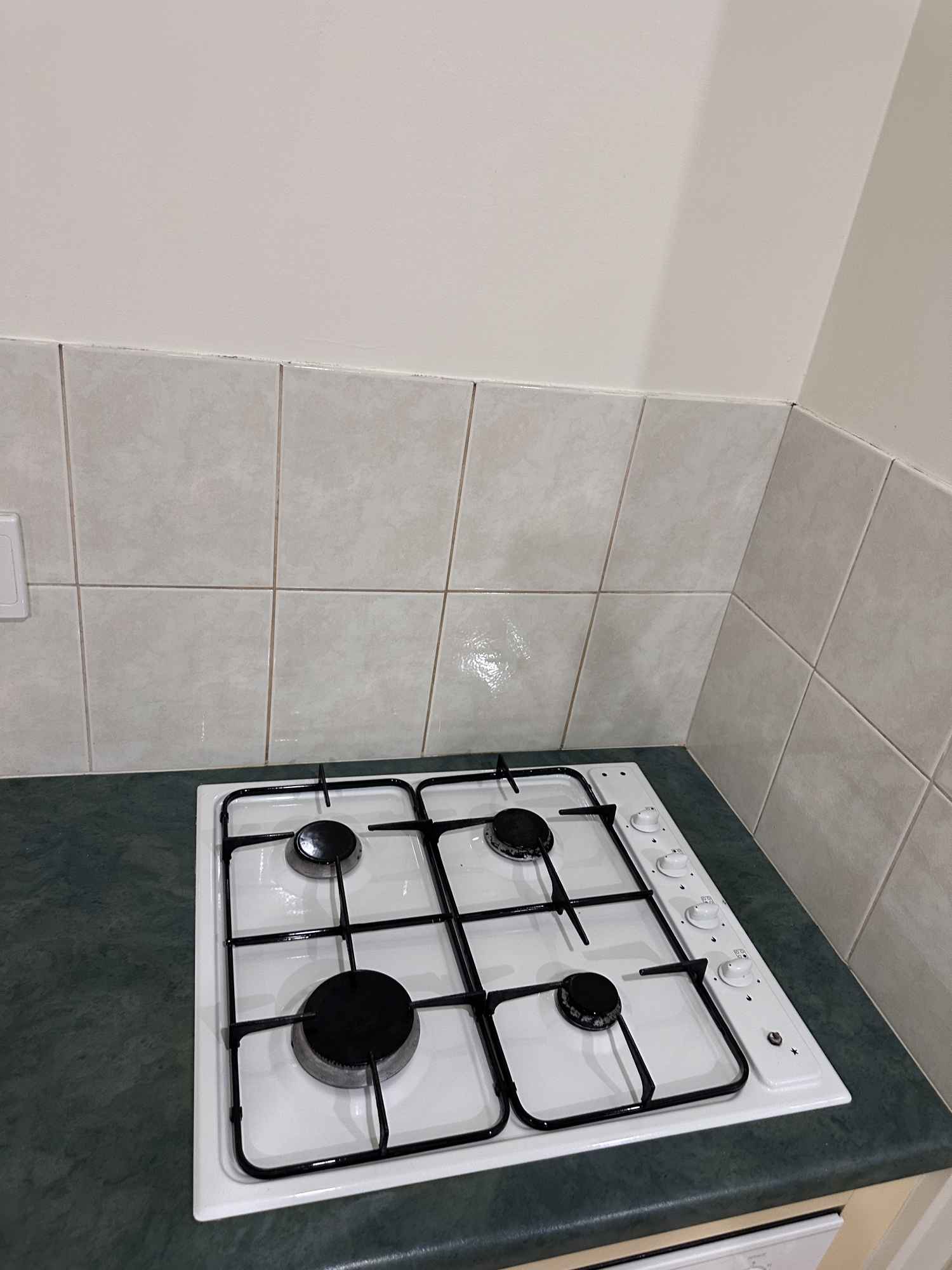 Spotless kitchen cooktop after a regular house clean
